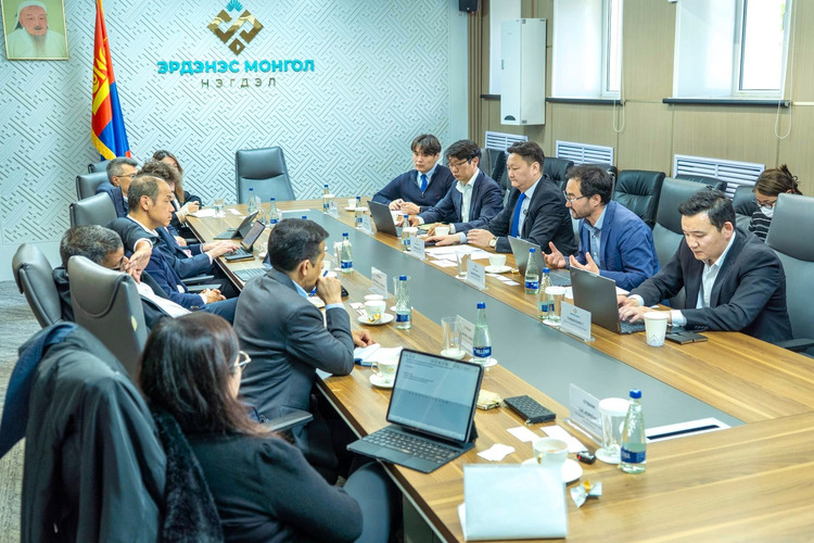 ХӨРӨНГИЙН УДИРДЛАГЫН ОЛОН УЛСЫН ТЭРГҮҮЛЭХ ХӨРӨНГӨ ОРУУЛАГЧИДТАЙ УУЛЗАЛТ ХИЙЛЭЭ